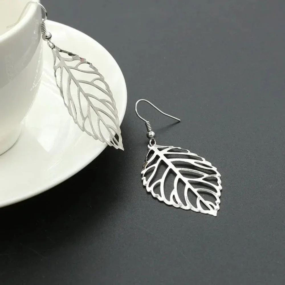 Lightweight Silver Metal Leaf Dangle Earrings NEW - Picture 2 of 7